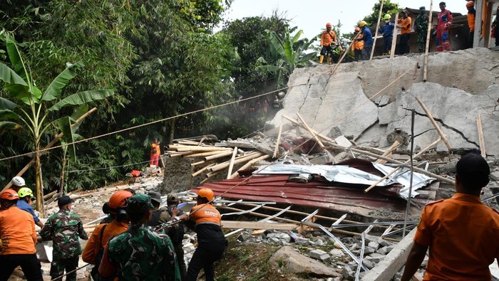 ambruk-saat-maulid-majelis-taklim-bogor-tewaskan-3-warga-dan-lukai-puluhan-1757241748727_169